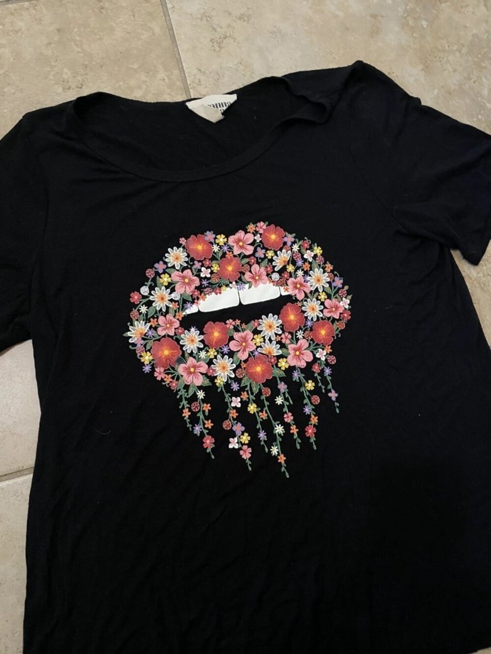 Savanna Jane Black Floral Lips Graphic Tee Short Sleeve Sz M Medium - Picture 4 of 14